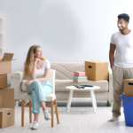"Une femme et un homme empaquetant des cartons de déménagement, illustrant le concept de déménager pour suivre son conjoint méthodiquement"