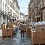 Deux personnes portant des cartons dans les rues de Nantes pour un déménagement sans camion efficace